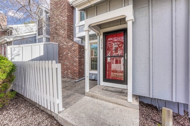 Building Photo - Move-In Ready Townhome with Garage & Great Amenities!