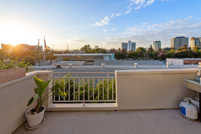 Balcony - 1401 S Bentley Ave