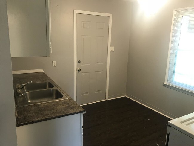 Building Photo - 1018 Lewis Ave