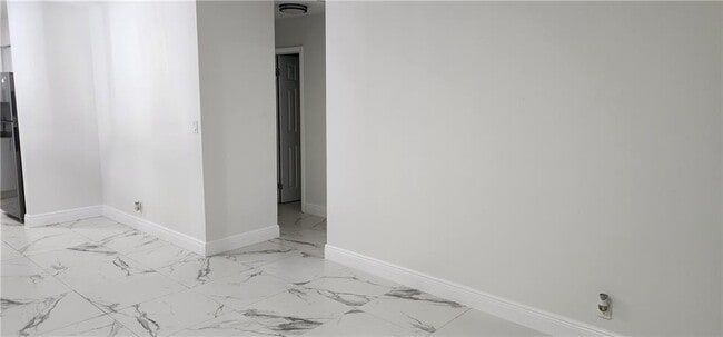 Building Photo - $2,350MONTHLY;900 SW 11TH ST #3 HALLENDALE...