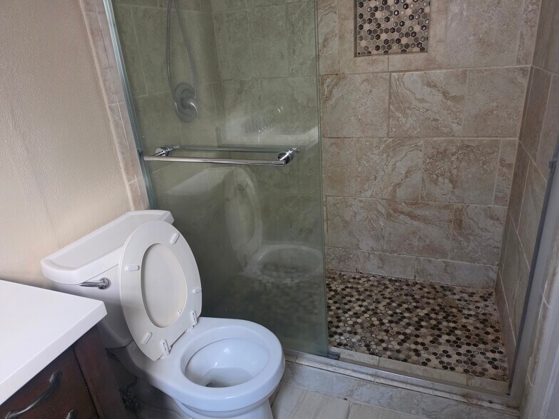 Masterbath walk in shower - 10980 Forest Gln