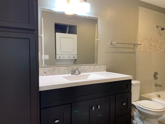 Building Photo - 2 Bedroom/1bath in Tacoma - 4Plex  (OPEN H...