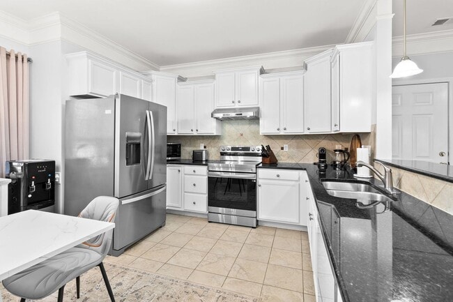Building Photo - Furnished Townhome – All Inclusive | Gated...