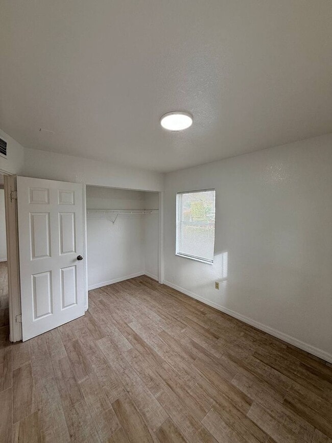 Building Photo - Easy Living Starts Here: 3BR Lakeland Rental