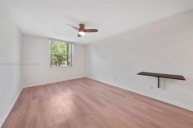Building Photo - 649 E Sheridan St