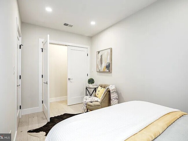 Building Photo - 2556 University Pl NW