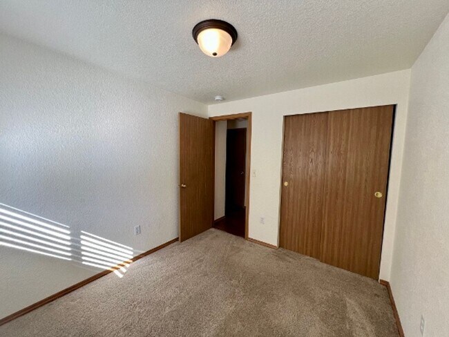 Building Photo - PENDING APPLICATION; 3 BD w/ Vaulted Ceiling