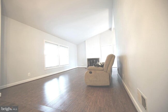 Building Photo - 322 Sugarland Run Dr