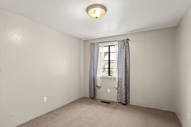 Building Photo - 2360 Temple Dr