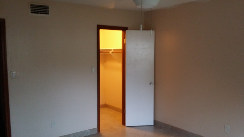 Building Photo - 2325 West Pensacola St 113