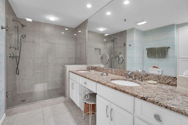 Building Photo - 11370 12 Oaks Way
