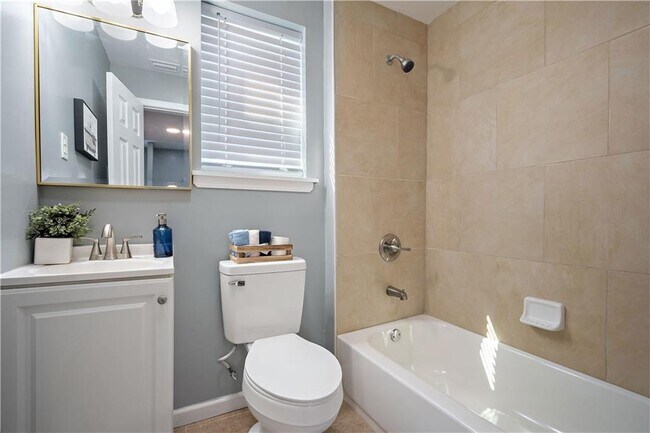 Building Photo - 354 S Dearborn St