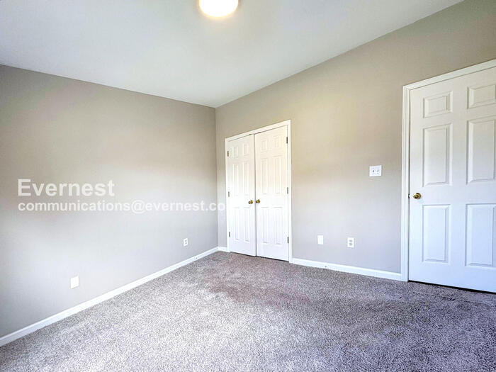 Building Photo - 6004 Park View Dr