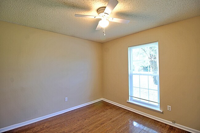 Building Photo - 948 Wedgewood Way