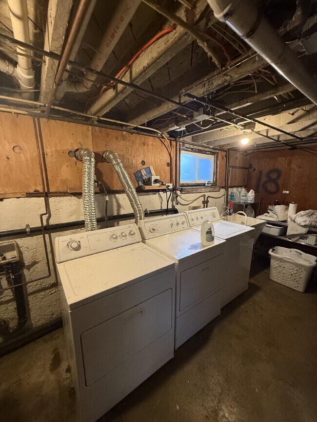 Building Photo - Discover Urban Living at Its Best: Spacious 2-Bedroom Retreat in the Heart of Portland!