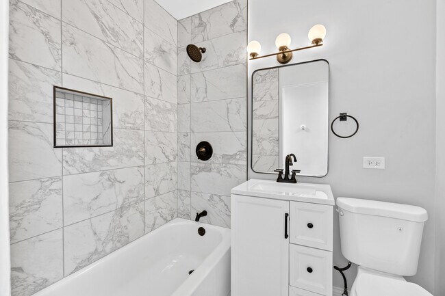 Building Photo - 915 W Newport Ave