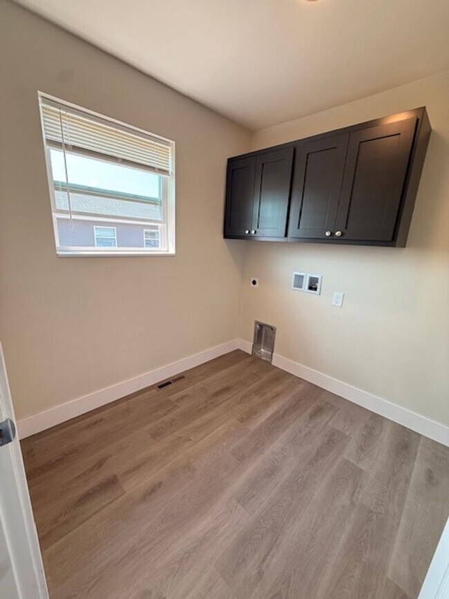 Building Photo - Brand New 3 Bedroom Duplex