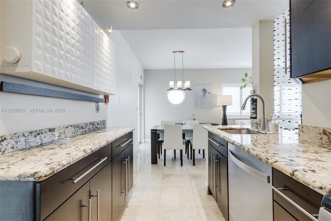 Building Photo - 1110 Venetian Way