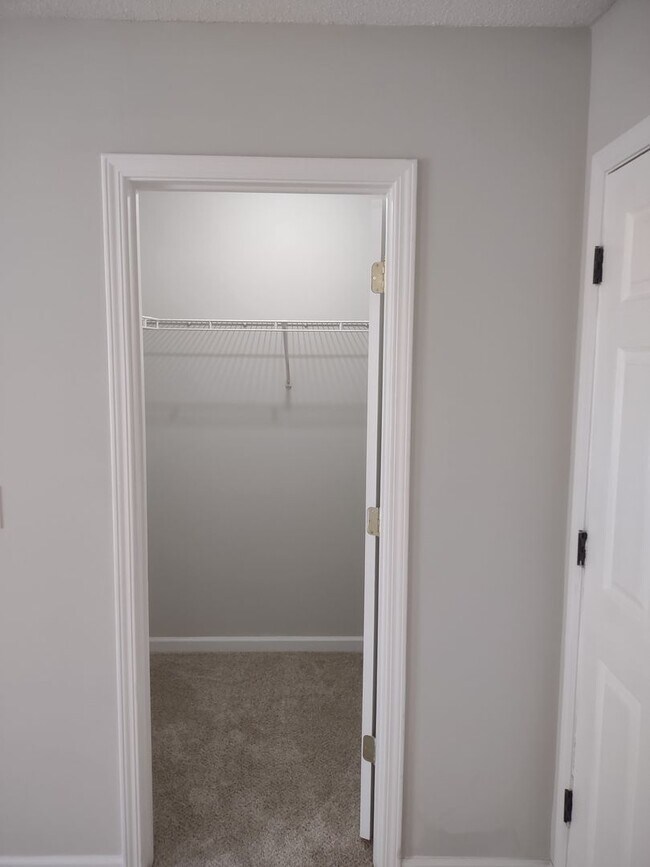 Building Photo - GREAT Four Bedroom Home Located in the Sum...