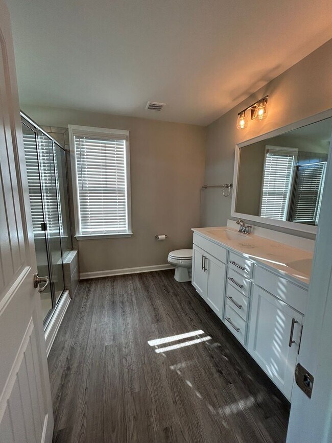 Building Photo - Spacious End Unit in Prime Location!