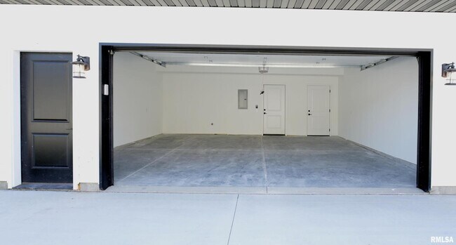 Building Photo - 1002 S 4th St