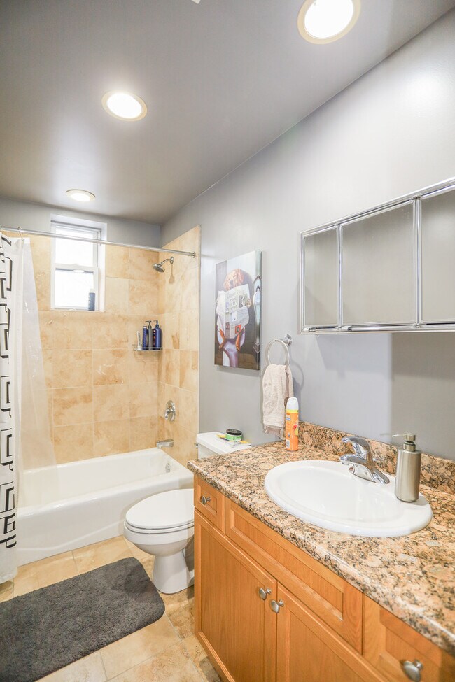 Building Photo - 4625 W Lawrence Ave