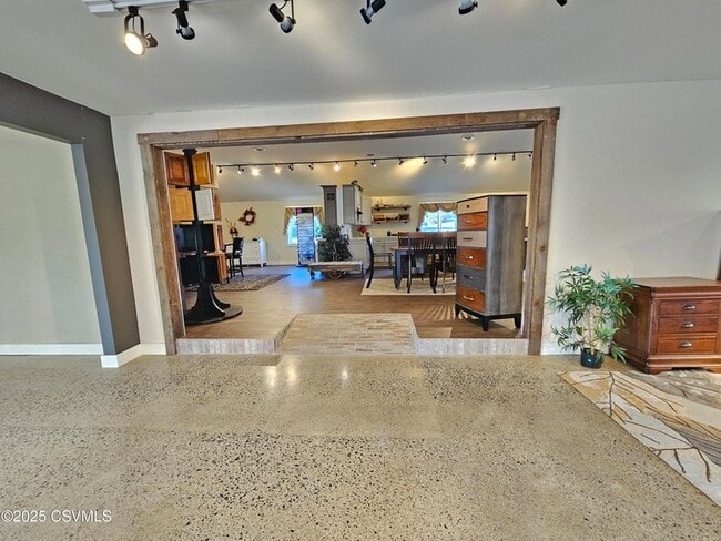 Building Photo - 341 N Market St