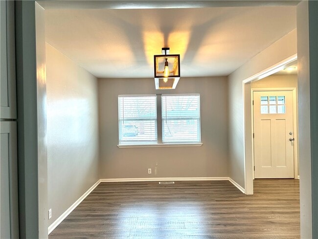 Building Photo - 301 Crestview Dr