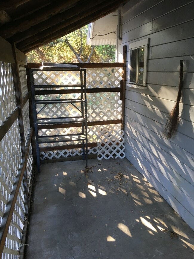 Building Photo - 875 Main St