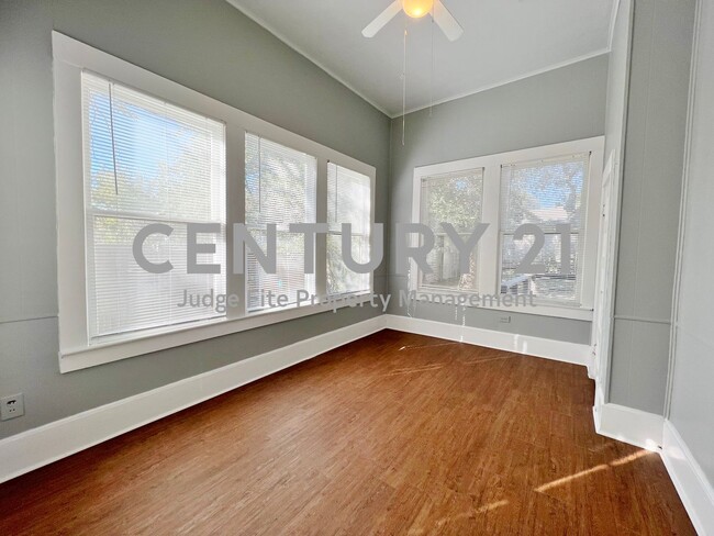 Building Photo - Spacious 3/2 Within Walking Distance of UN...
