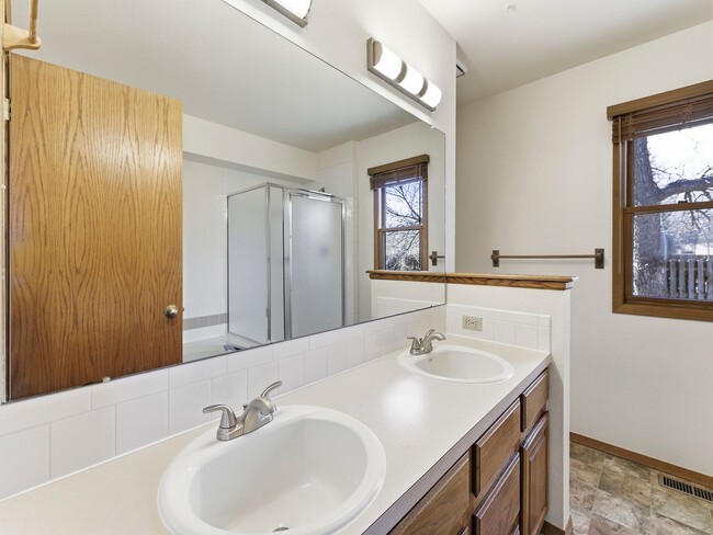 Building Photo - Beautiful Home with New Carpets, Fenced Yard, A/C, and Finished Basement!