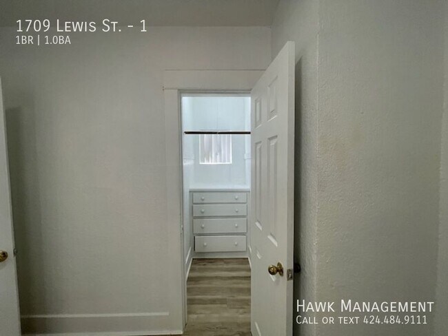 Building Photo - 1709 Lewis St