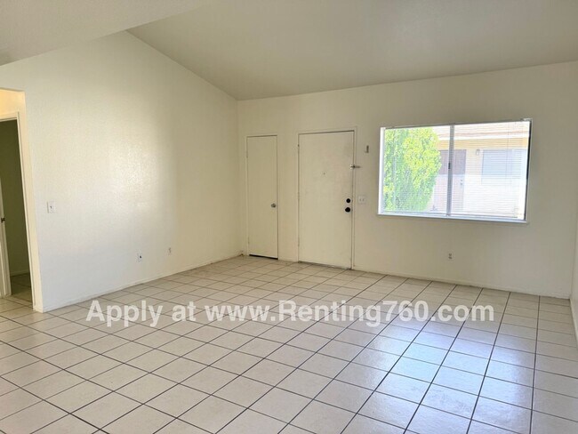 Building Photo - Spacious 2 Bed 1 Bath Home With Indoor Lau...