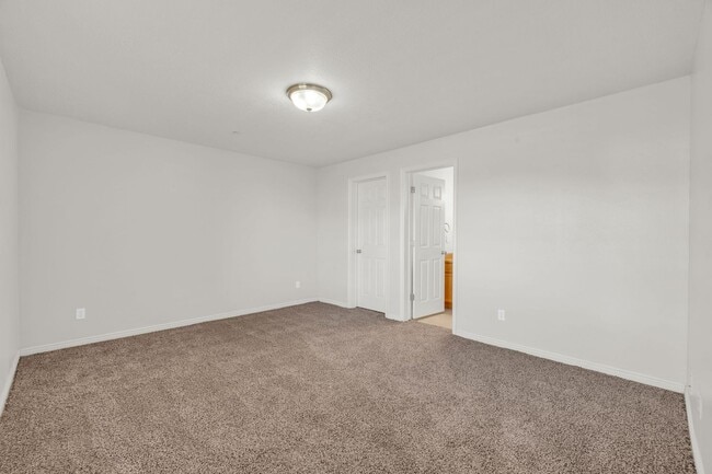 Building Photo - 3561-3585 E Rock Creek Rd