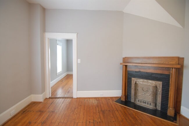 Building Photo - Charming Historical Renovated 3 bedroom 2 ...