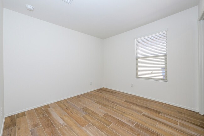 Building Photo - 9122 E Red Blf Ct