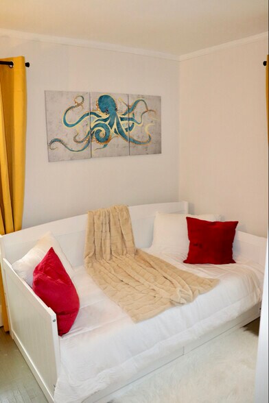 Building Photo - 1912 Fernwood Ave