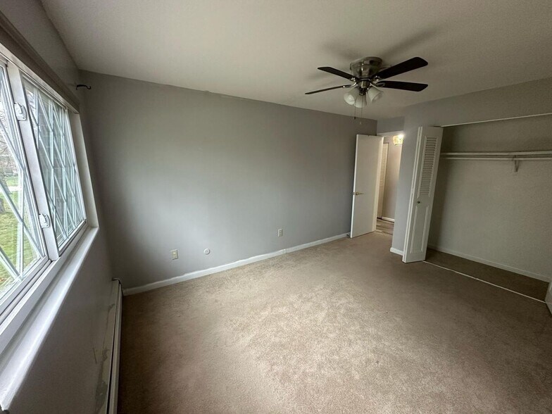 Building Photo - 48 Fernview Ave