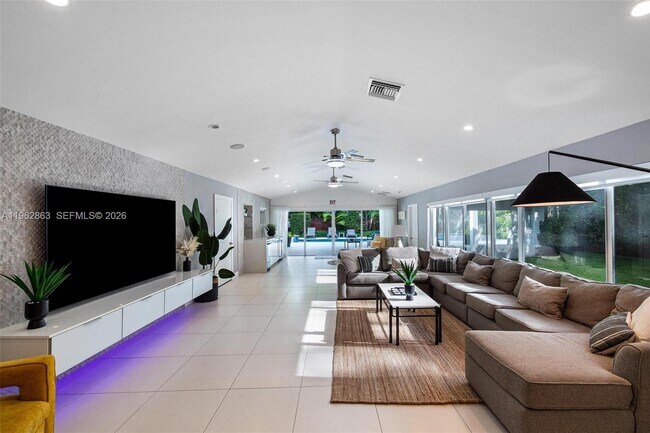 Building Photo - 1019 NE 115th St