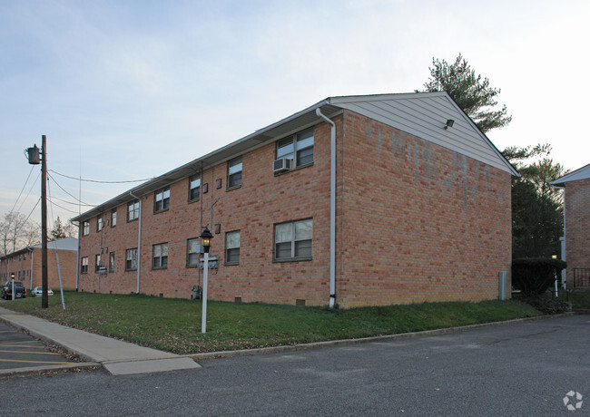 Building Photo - Hamilton Court Apartments