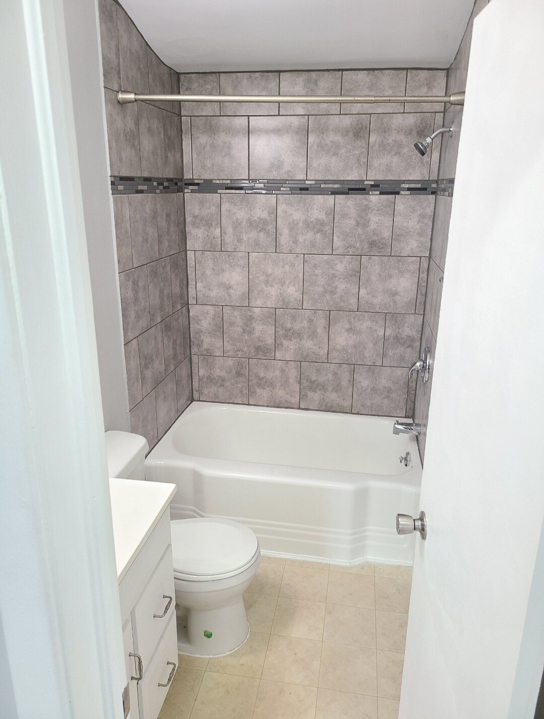 Bathroom - 909 w burke st