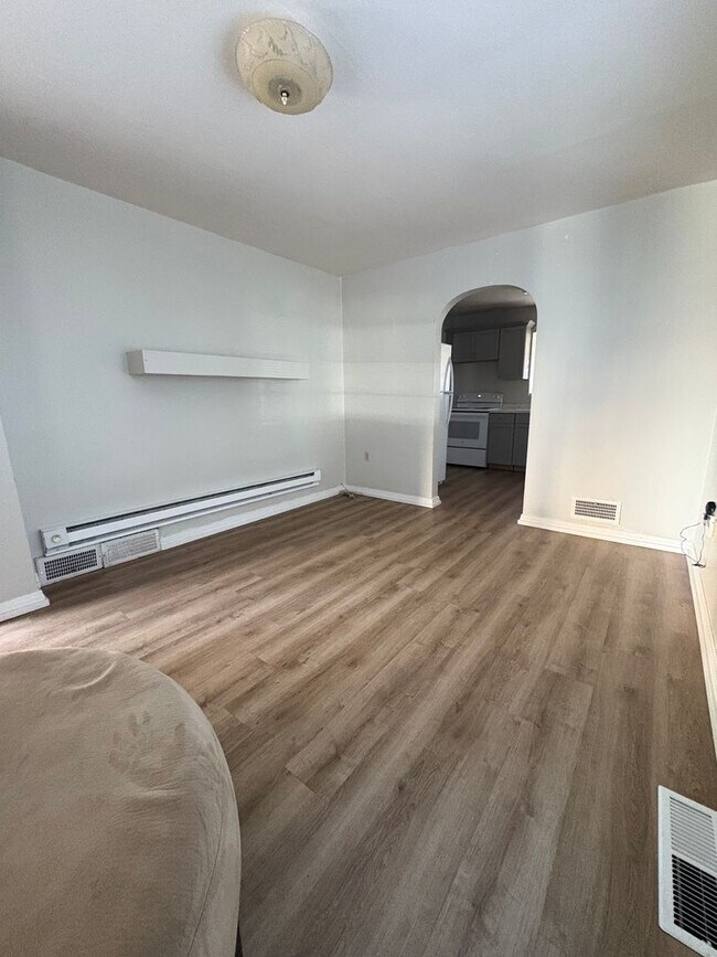 Building Photo - 39-43 W 880 N