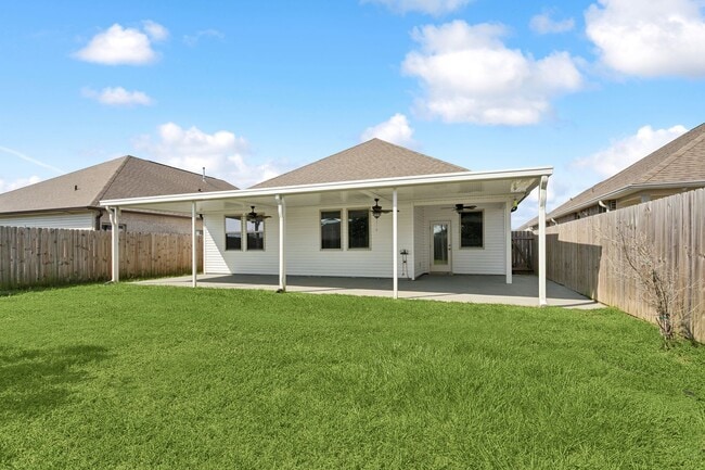 Building Photo - Resort-Style Living! 4 Bed/2 Bath Slidell ...