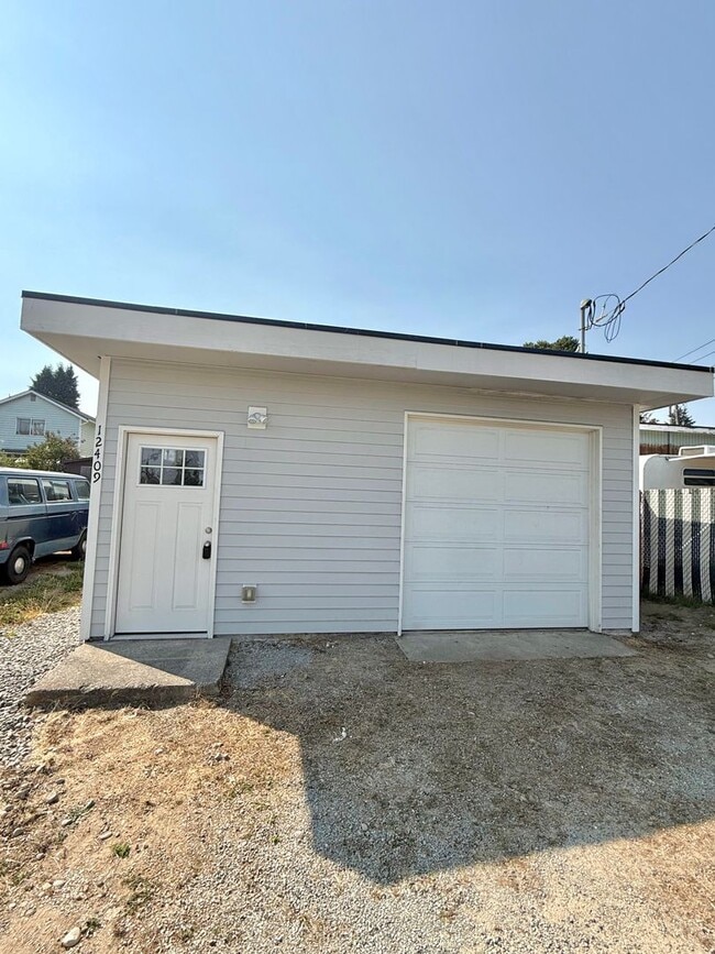 Building Photo - Charming 2-Bed, 1-Bath White Center Home