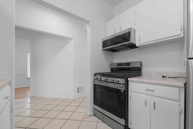Building Photo - 2452 W 18th St