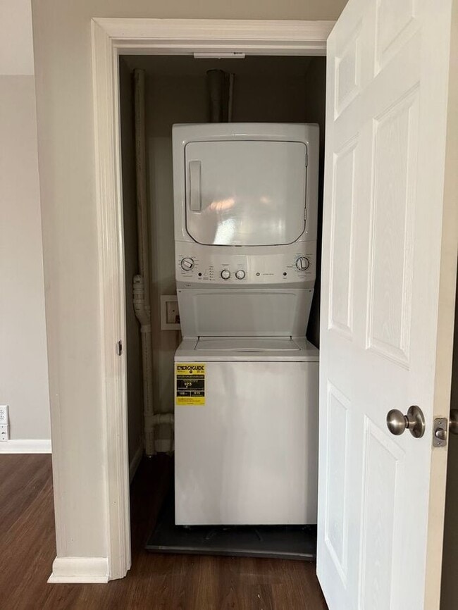 Building Photo - Remodeled 1 Bedroom Apartment!!! Walk to the Square or Steps from Sumner Regional Hospital