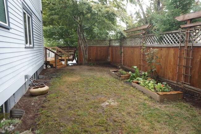 Building Photo - Amazing two bedroom sellwood beauty!