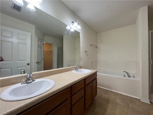 Building Photo - 8450 N Kendall Ct