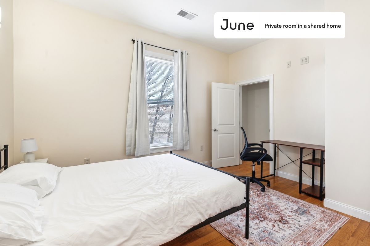 Building Photo - Private bedroom in 3 bed/1 bath Home