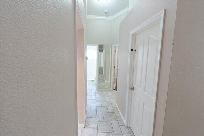 Building Photo - 16505 Lake Heather Dr